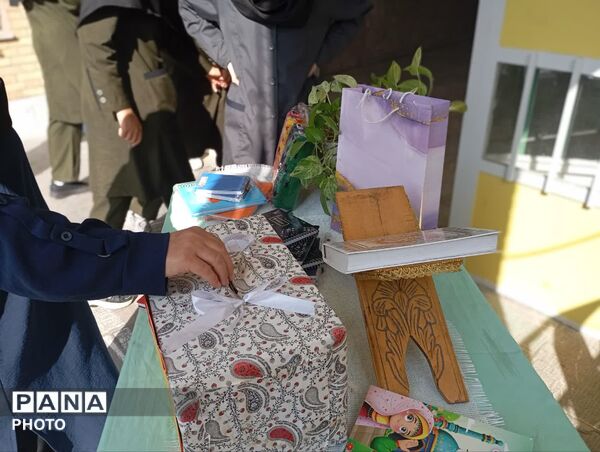 جشن عاطفه‌ها در دبیرستان لقمان حکیم منطقه ۱۵
