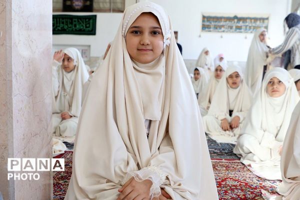 آغاز مسیر بندگی؛ جشن تکلیف دانش‌آموزان دختر فیروزکوهی