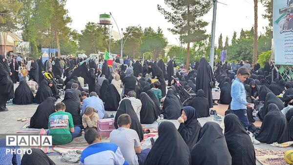 اصفهان غروب عرفه را با عطر دعا نفس کشید