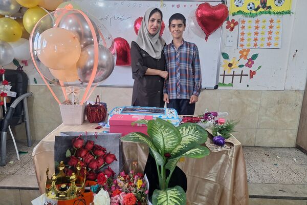 معلم مشعل دانش و چراغ هدایت است