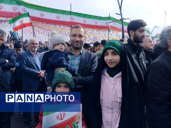 حضور دانش آموزان و جامعه بزرگ فرهنگیان در یوم الله 22 بهمن ماه در پاکدشت 