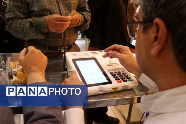 اتاق کنترل وضعیت ستاد انتخابات شهر مشهد در دور دوم انتخابات ریاست جمهوری 