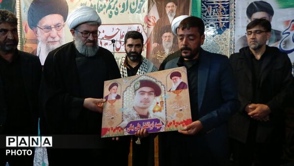 تجدید بیعت مردم بن با سومین رهبر انقلاب اسلامی در آیین گرامیداشت شهدای وطن