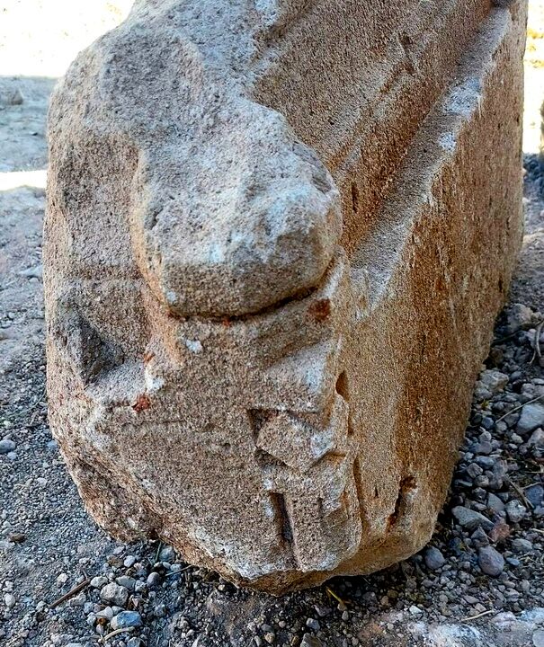 کشف تصادفی سنگ محراب تاریخی در بستان‌آباد