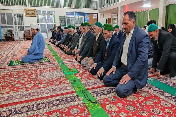 اقامه نماز جماعت باحضور معتکفین در مسجد جامع شهر بار نیشابور 