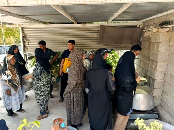 پخت و توزیع نذری در روز تاسوعای حسینی روستای حسن آباد داراب استان فارس