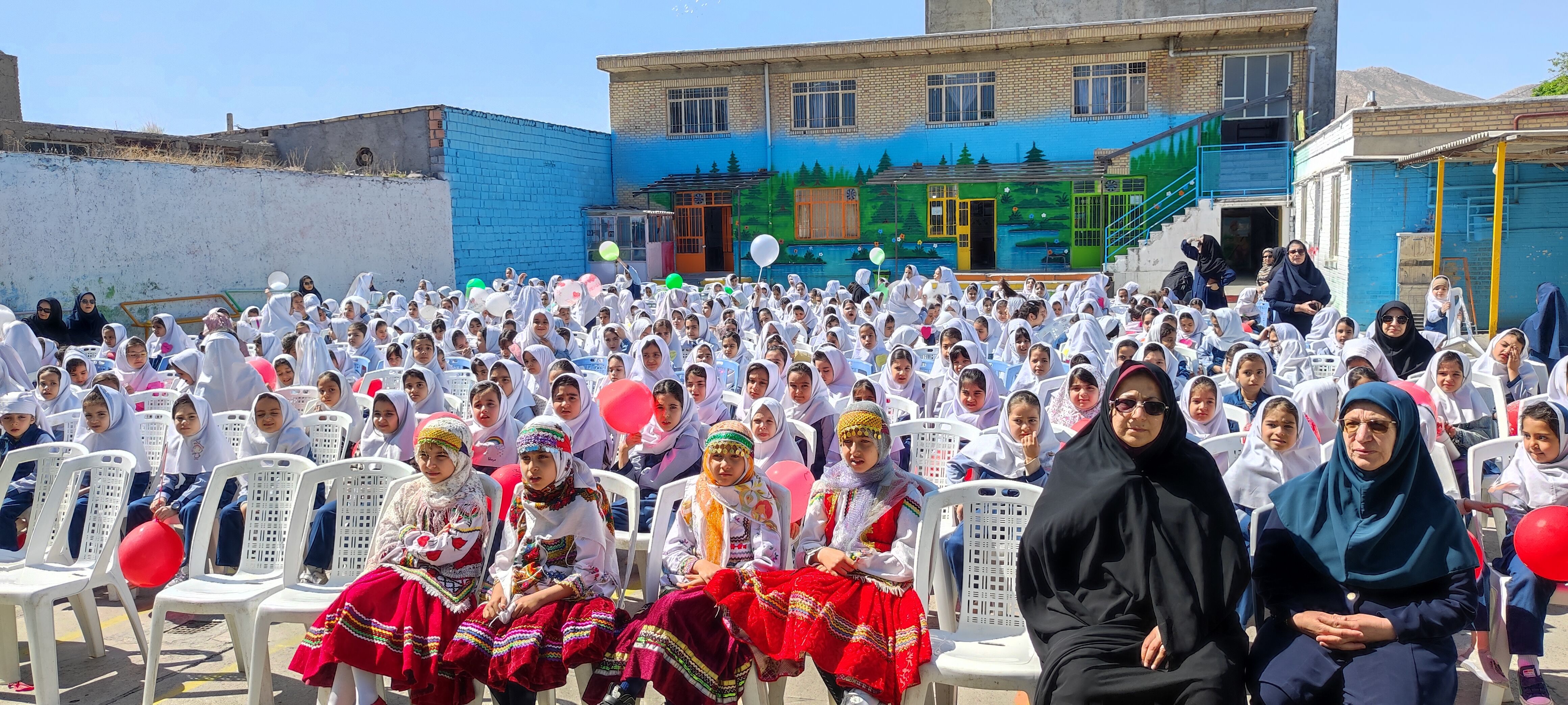 نواختن زنگ سلامت در مدرسه دخترانه ضحی ۱ شهرستان شیروان