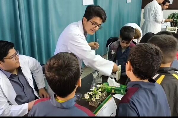 نمایشگاه آزمایشگاهی در دبیرستان استعدادهای درخشان شهید بهشتی رودهن 