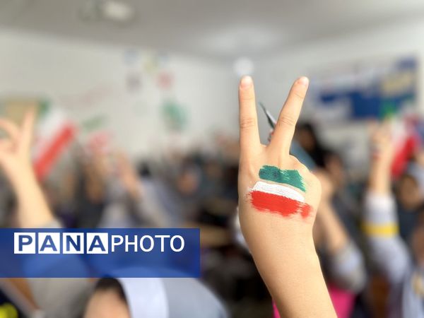 جشن انقلاب در دبستان لاله‌های انقلاب 