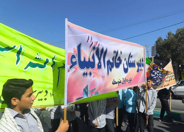 حضور پرشور دانش‌آموزان مدارس خاتم در راهپیمایی ۱۳ آبان 