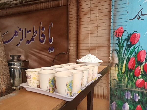عطر فاطمی در فضای آموزش دبیرستان میرزا جعفر سروقد با برپایی ایستگاه صلواتی 
