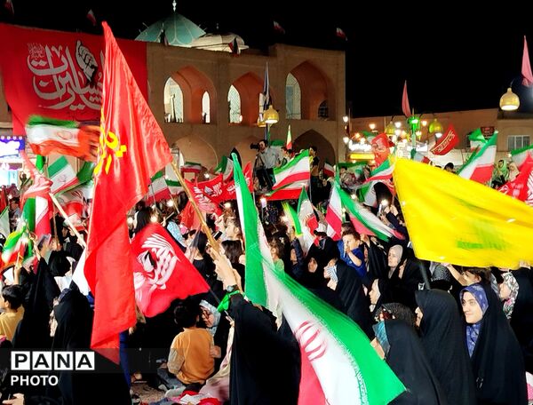تجمع مردم دارالعباده یزد در حسینیه امیرچخماق با حضور چهره‌های شبکه پویا
