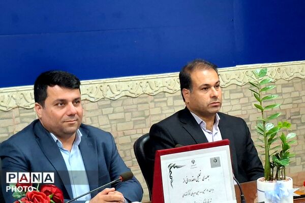 تجلیل از مدیران منتخب برگزارکننده دوره کوتاه‌مدت دوزبانه و مربیان مناطق کم برخوردار