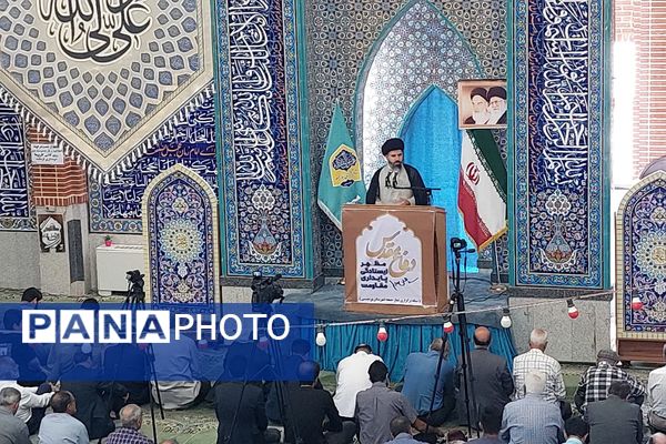 حضور فرهنگیان و مسئولان آموزش و پرورش پردیس در نماز جمعه 