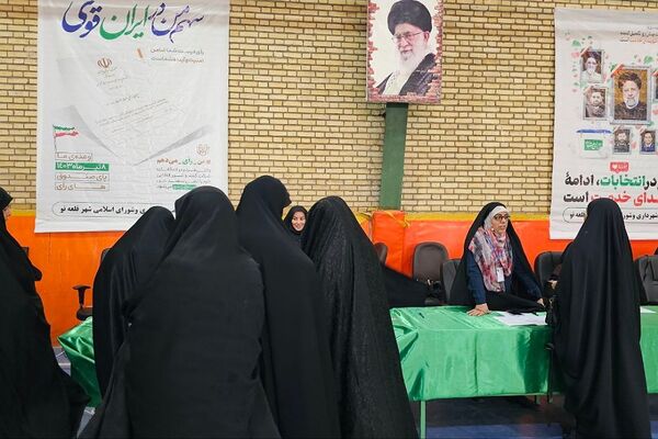 حضور مسئولان کشوری و استانی در کنار آحاد مردم شهیدپرور ناحیه 2 شهرری پای صندوق‌های رای 