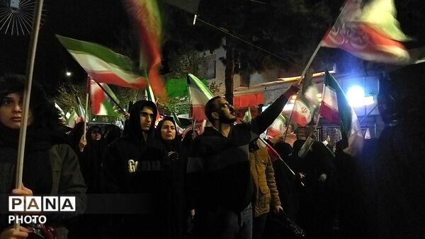 حضور وطن دوستان  نیشابوری زیر باران رحمت در سی و هشتمین شب از اجتماعات مردمی 