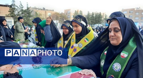 وداع دانش‌آموزان دبیرستان فرهنگیان ناحیه ۷ با شهید گمنام 