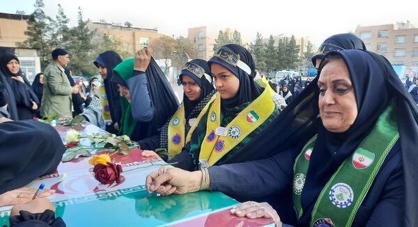 وداع دانش‌آموزان دبیرستان فرهنگیان ناحیه ۷ با شهید گمنام 