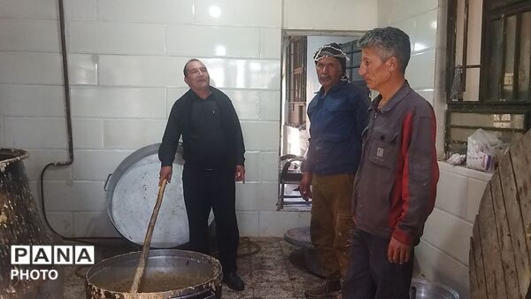 پخش نذری روز عاشورا رسمی قدیمی در روستای حسن آباد بلهر نیشابور 