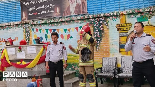 وقتی قهرمانان بی ادعا،مشق ایثار دادند. مدرسه رحمانی فرد میزبان آتش‌نشانان