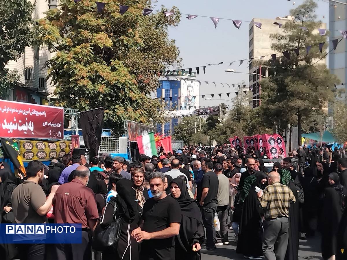 پیاده‌روی جاماندگان اربعین حسینی از مصلی تا میدان شهدای کرج