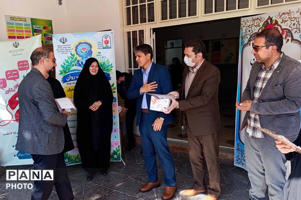 آیین گرامیداشت هفته بهداشت روان و تقدیر از همیاران مشاور در دبیرستان دخترانه رضوان برگزار شد
