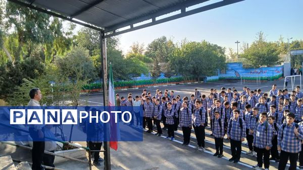 نواختن زنگ آغاز سال تحصیلی در مدرسه اندیشه شاهد منطقه ۱۶ 