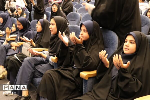 تجلیل از دانش آموزان برتر مسابقات قرآن و عترت و نماز در نجف آباد