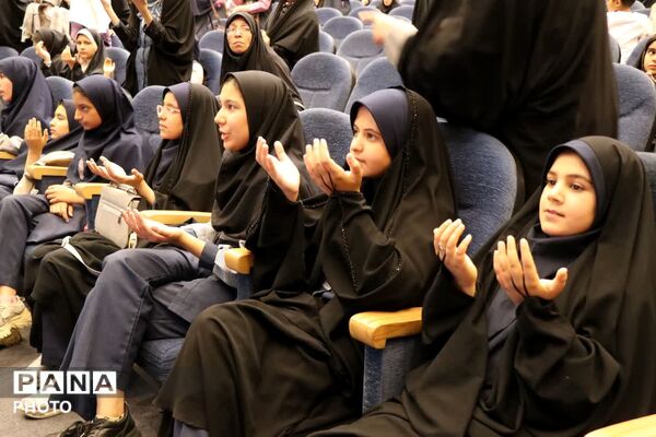 تجلیل از دانش آموزان برتر مسابقات قرآن و عترت و نماز در نجف آباد