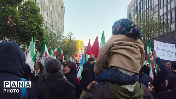 مردم تهران به احترام چهلمین روز از شهادت رهبر شهید ایستادند