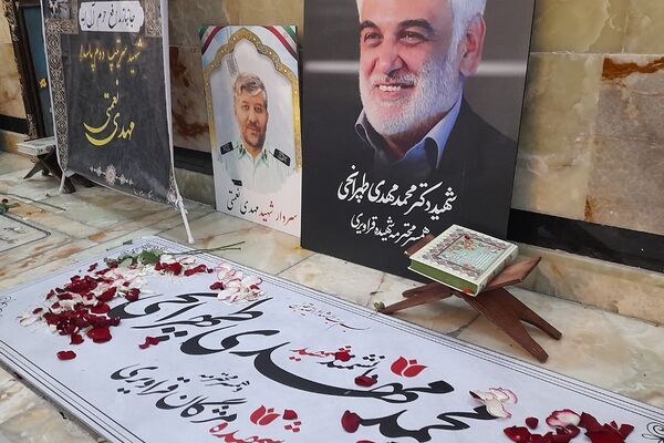 در آغوش زمین، شهیدانی آرمیده‌اند که با جوهر خون، سند حق و حقیقت را امضا کردند