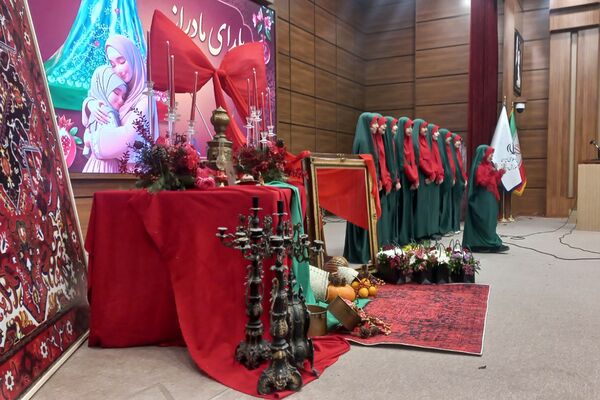 مراسم یلدای مادرانه با حضور فرهنگیان و دانش‌آموزان در اردوگاه شهید منتظری شهریار