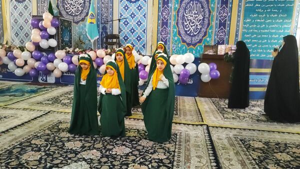 دکلمه‌خوانی دانش‌آموزان در مقابل مادران شهرستان قدس به‌مناسبت روز مادر