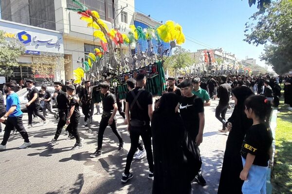 پیاده‌روی زائران بارگاه ملکوتی آقا علی‌بن‌موسی رضا (ع)