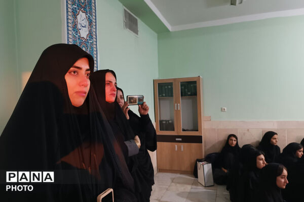 دیدار خانواده های شهدای میناب با دانش آموزان مدرسه حضرت زینب لردگان