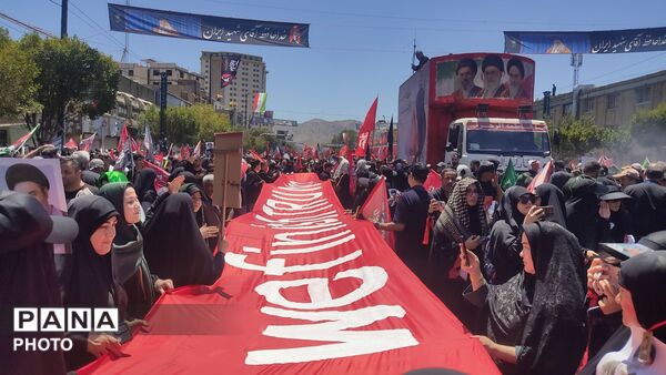 تجمع باشکوه مردم در مشهد؛ وداعی پرشور در آیین تشییع رهبر