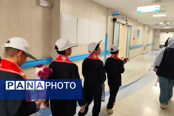 حضور دانش‌آموزان دبستان شهید قلنبر به مناسبت روز پرستار در بیمارستان فیروزآبادی شهرری 