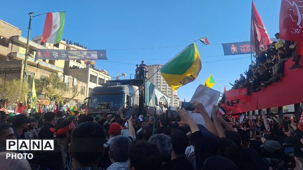 مشهد، در آغوشِ حرم، با رهبر شهید وداع کرد