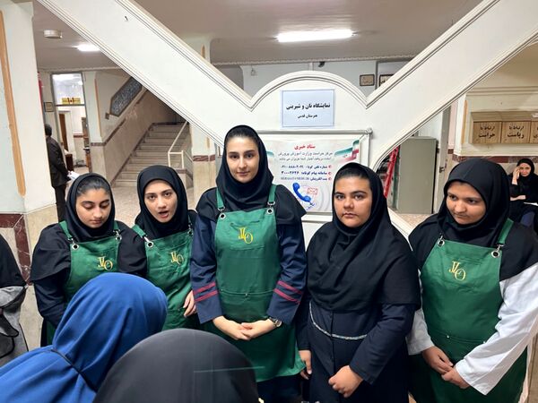 نمایشگاه نان و شیرینی دستپخت دانش‌آموزان هنرستان قدس