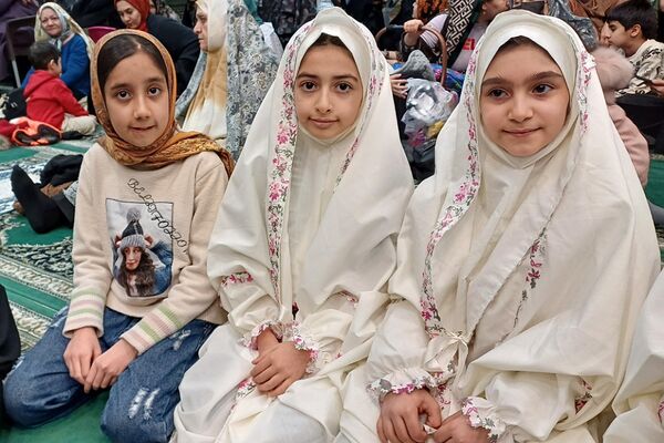 حضور دانش‌آموزان و کارکنان دبستان ستایش و صابران یک در جشن میلاد حضرت عباس (ع)