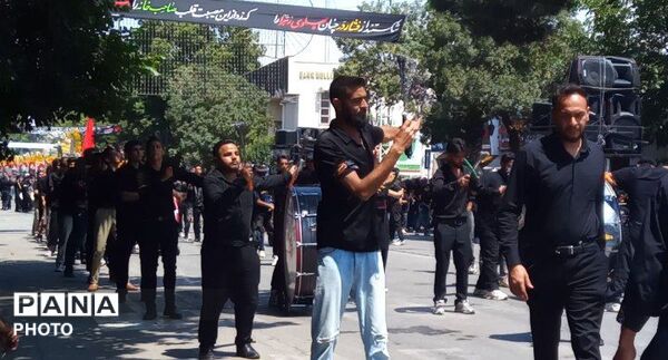 شور حسینی در خیابان های شهر؛عاشورا در قاب زنجیر زنان