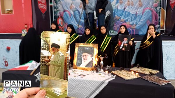 همایش دانش‌آموزان و بانوان خرم آبادی در سوگ رهبر شهید 
