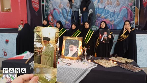همایش دانش‌آموزان و بانوان خرم آبادی در سوگ رهبر شهید 