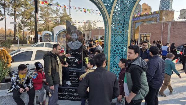 آیین مهمانی لاله‌ها و عطر افشانی گلزار شهدای کاشان