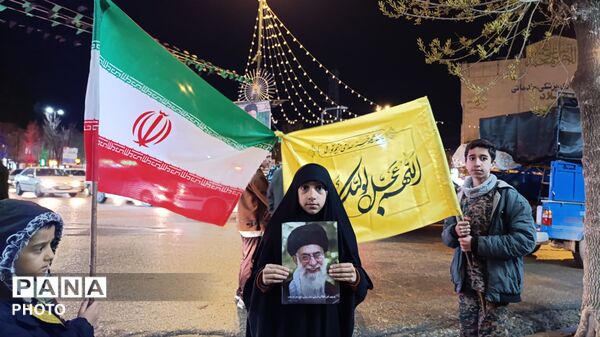 دهه نودی‌ها در زیر چتر انقلاب 