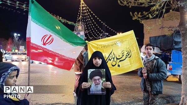 دهه نودی‌ها در زیر چتر انقلاب 