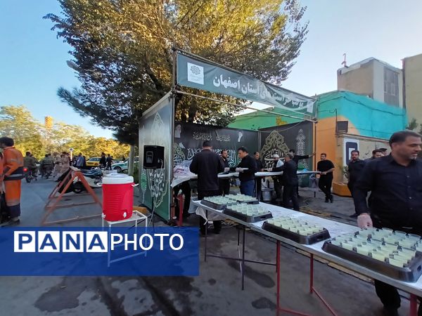 برپایی آیین خطبه‌خوانی خادمین حرم رضوی در روز شهادت امام رضا(ع) در اصفهان