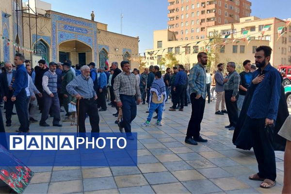 پاسخگویی و رفع مشکلات مردمی توسط مسئولان آموزش و پرورش در میز خدمت نماز جمعه