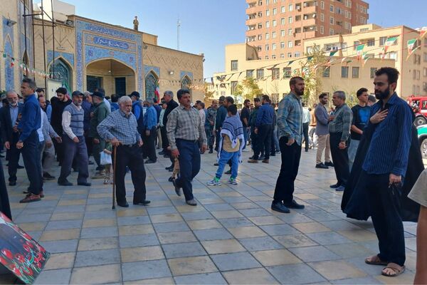 پاسخگویی و رفع مشکلات مردمی توسط مسئولان آموزش و پرورش در میز خدمت نماز جمعه