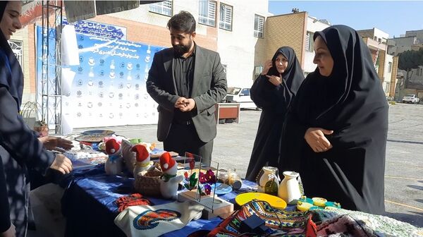 اولین نمایشگاه ماها در دبیرستان فرزانگان ۲ دوره دوم ناحیه ۷ مشهد
